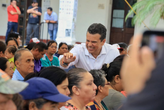 Entrega Lalo Gattás apoyo a beneficiarios del programa alimentario.