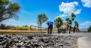 Continúa bacheo en periodo vacacional para mejorar calles de Victoria.