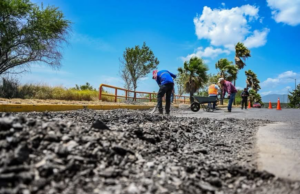 Continúa bacheo en periodo vacacional para mejorar calles de Victoria.
